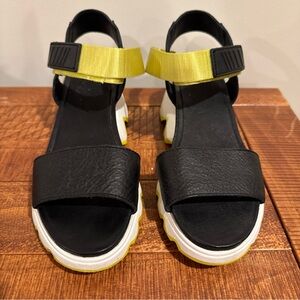 Sorel Kinetic Black and Yellow Sandals women’s Size 8